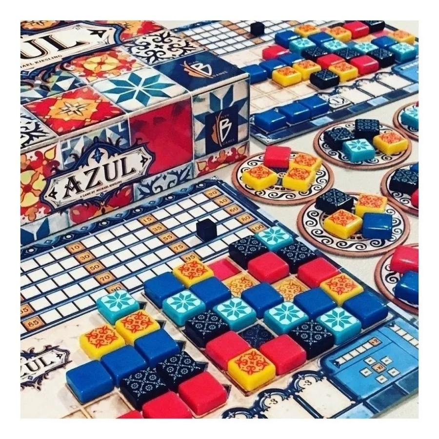 Componentes do jogo Azul sobre a mesa.