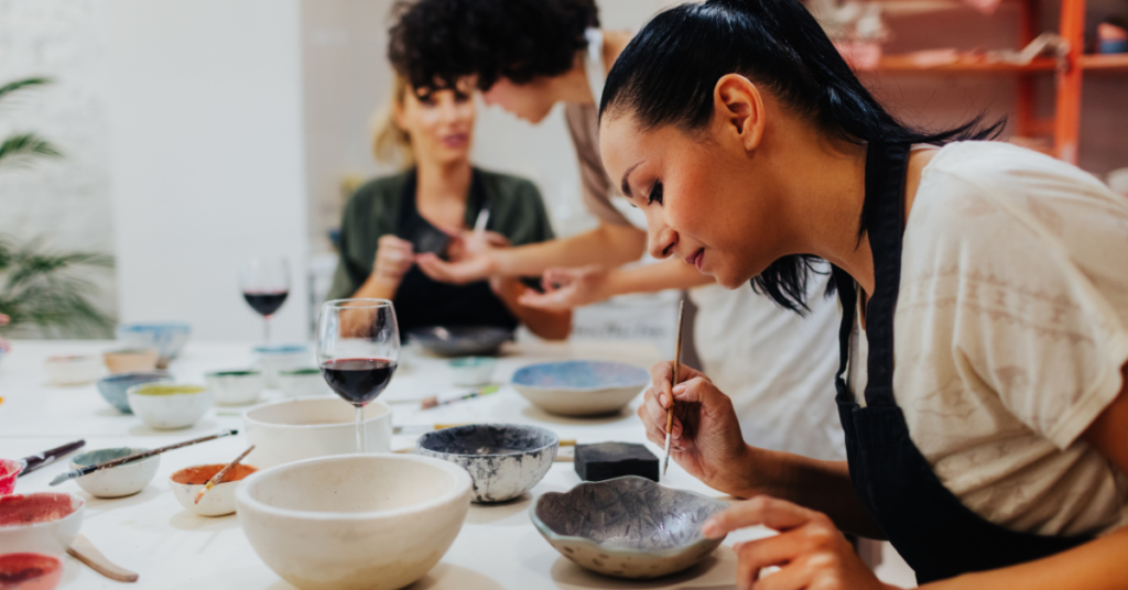 Mulher no workshop de cerâmica
