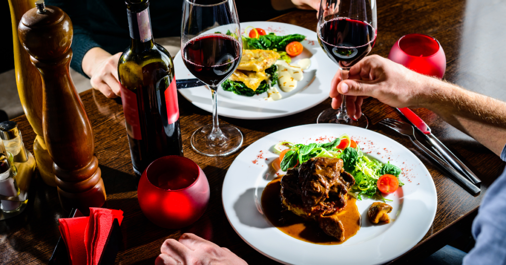 Casal tendo uma experiência gastronômica